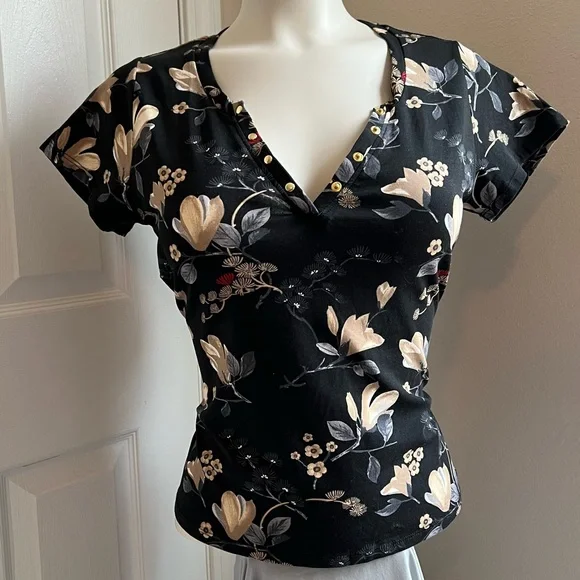 GUESS Black Cream Floral V-Neck Blouse Large Gold Button Detail - Picture 8 of 8